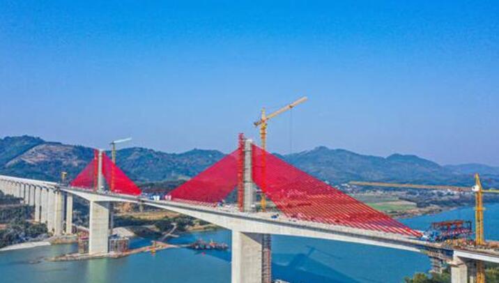 大跨徑(jing)公路預(yu)應力混(hun)凝土斜(xie)拉橋培(pei)森柳江(jiang)特大橋(qiao)斜拉索(suo)施工完(wan)成