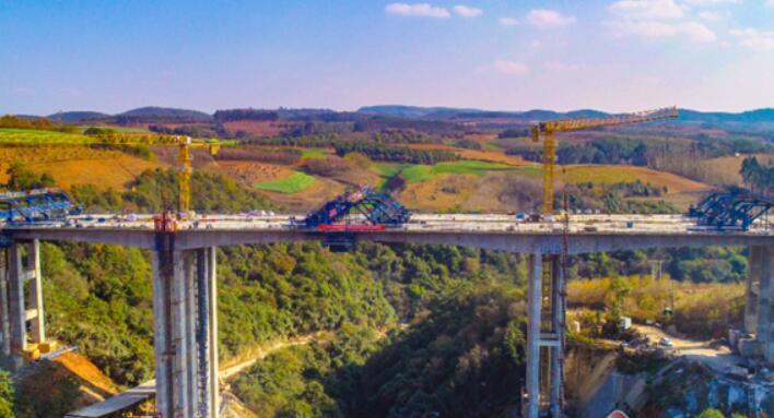 三清(qing)高速(su)全線(xian)唯一(yi)連續(xu)剛構(gou)橋馬(ma)蹄河(he)大橋(qiao)順利(li)合龍(long)