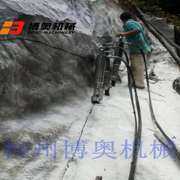 地基(ji)石開(kai)挖設(she)備劈(pi)裂機(ji)