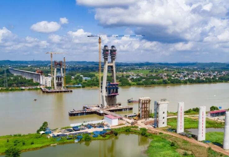 國内(nei)高速鐵路(lu)最大跨度(du)鋼-混斜拉(la)橋六景郁(yu)江特大橋(qiao)首座主塔(ta)封頂