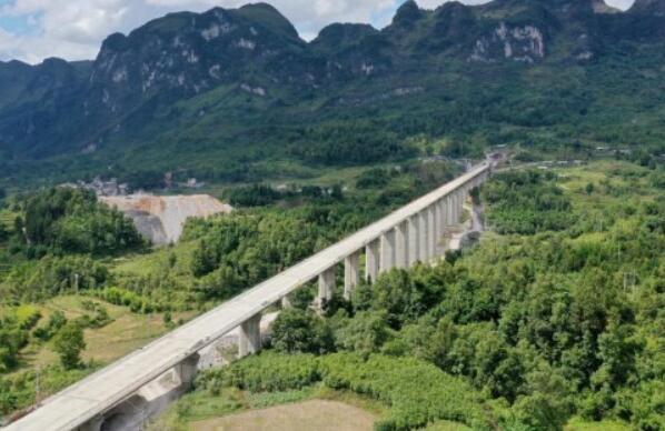 貴南(nan)高鐵(tie)撈村(cun)雙線(xian)特大(da)橋合(he)龍