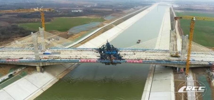 引江濟(ji)淮工程(cheng)跨徑最(zui)大的矮(ai)塔斜拉(la)橋合龍(long)