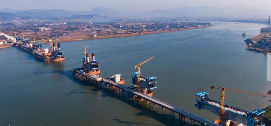 浙江(jiang)金華(hua)蘭江(jiang)特大(da)橋進(jin)入上(shang)部梁(liang)體施(shi)工