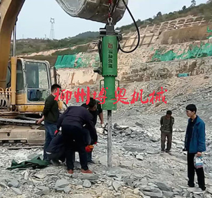 劈石(shi)機廠(chang)家供(gong)應專(zhuan)業破(po)硬石(shi)頭