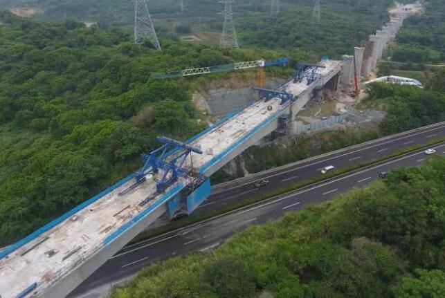 福廈(sha)高鐵(tie)漳州(zhou)九龍(long)江特(te)大橋(qiao)跨沈(shen)海高(gao)速連(lian)續梁(liang)順利(li)合龍(long)