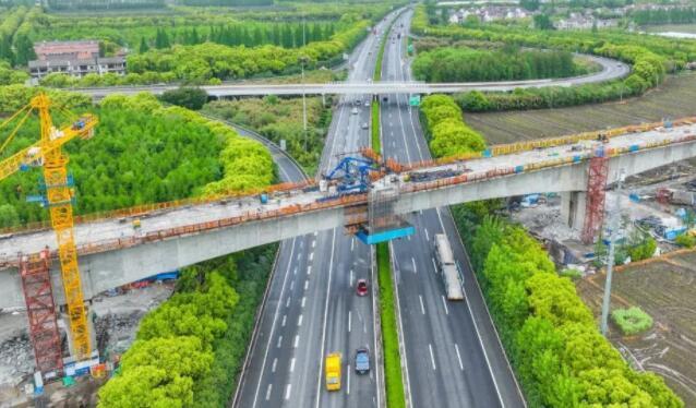 滬蘇湖(hu)鐵路跨(kua)G60高速連(lian)續梁合(he)龍