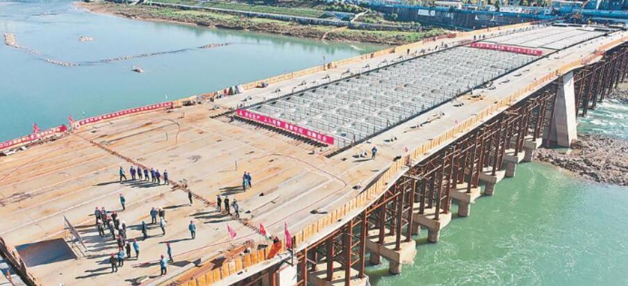 三江(jiang)口大(da)橋主(zhu)橋鋼(gang)箱梁(liang)正式(shi)合龍(long)