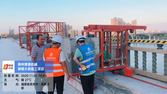 高鐵(tie)橋梁吊籃(lan)施工的圖(tu)片