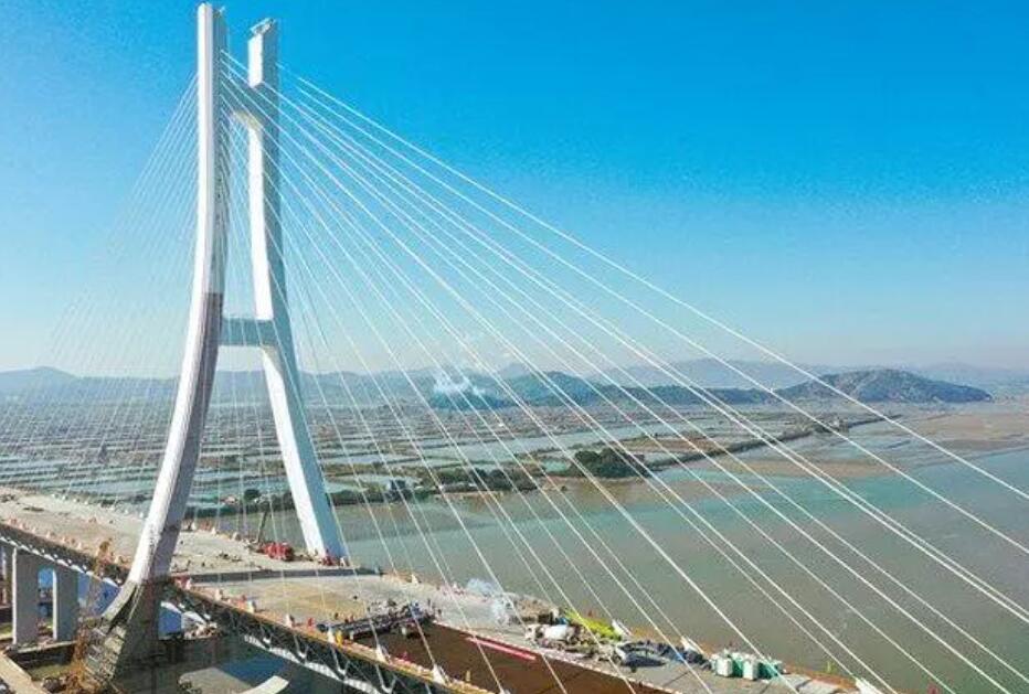 牛田(tian)洋特大(da)橋主橋(qiao)開始橋(qiao)面系施(shi)工