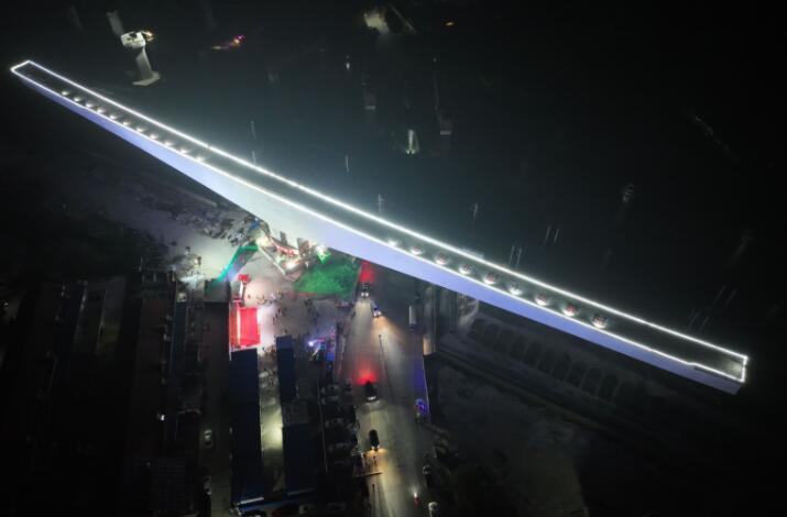 18000噸重(zhong)233.6米長！國内(nei)跨越高鐵(tie)最大懸臂(bi)單線轉體(ti)橋轉體成(cheng)功