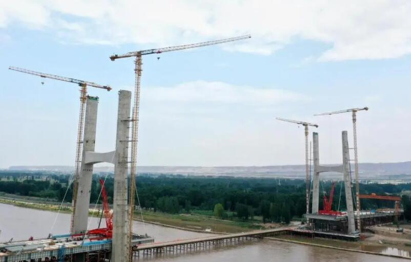 中衛(wei)下河沿黃(huang)河公路大(da)橋首對斜(xie)拉索挂設(she)成功