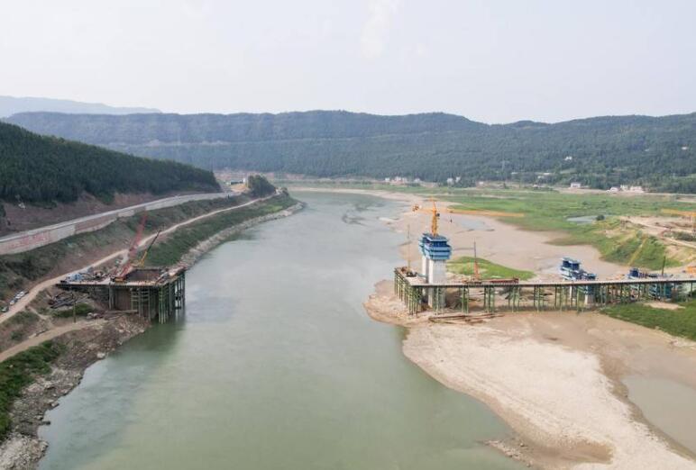 京昆(kun)高速廣綿(mian)擴容工程(cheng)最長橋嘉(jia)陵江特大(da)橋主墩封(feng)底