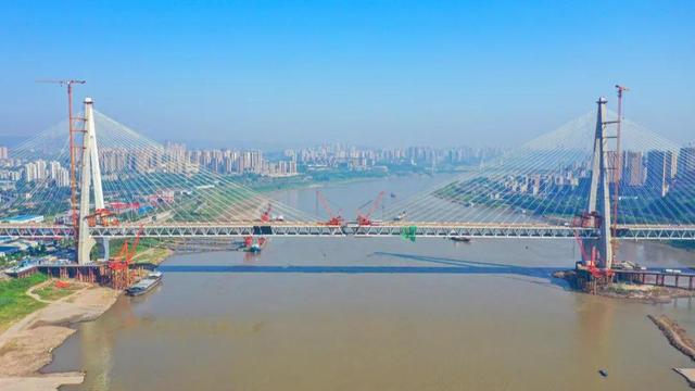 白居(ju)寺長江大(da)橋斜拉索(suo)已全部挂(gua)設完畢