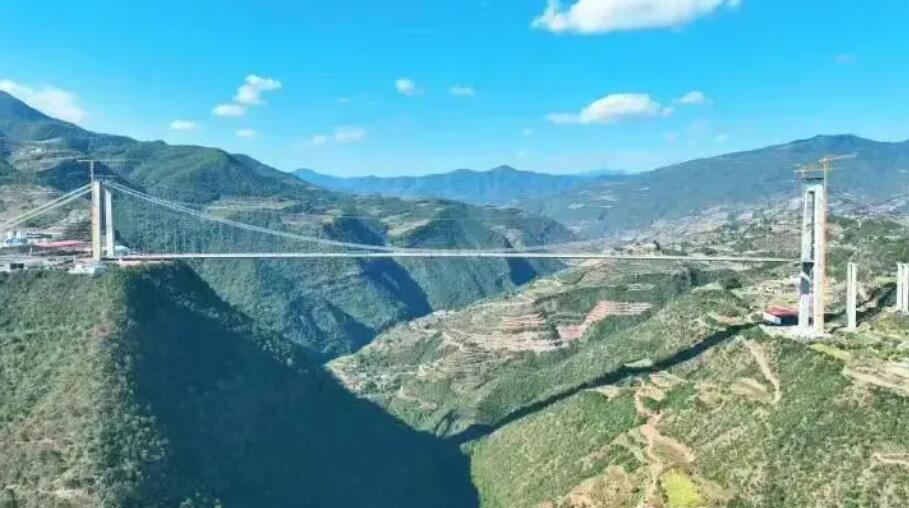 雲南(nan)永大高(gao)速江底(di)河大橋(qiao)主橋合(he)龍