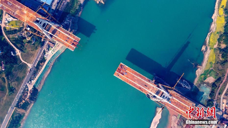 四川(chuan)宜賓臨港(gang)公鐵兩用(yong)長江大橋(qiao)加緊鋼箱(xiang)梁吊裝施(shi)工