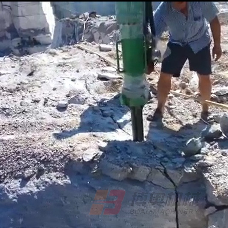 易白农业机械有限责任公司M20挖改(gai)式機載(zai)劈裂機(ji)