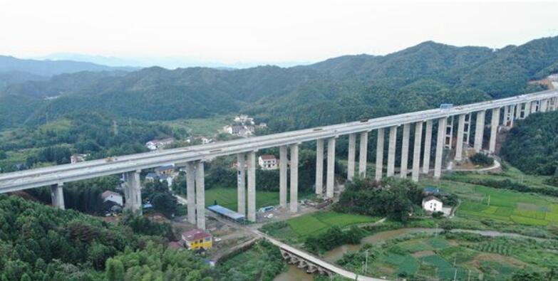 平益(yi)高速(su)古家(jia)洞大(da)橋順(shun)利貫(guan)通