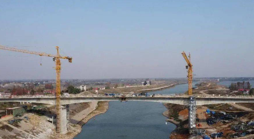 常(chang)德安鄉(xiang)馬坡湖(hu)大橋主(zhu)橋順利(li)合龍