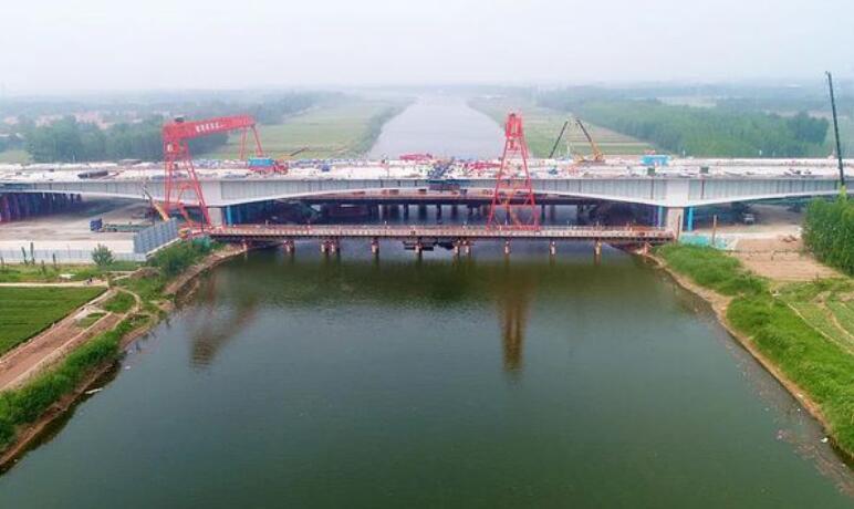 京台高(gao)速改擴(kuo)建德齊(qi)段徒駭(hai)河大橋(qiao)順利完(wan)成合龍(long)