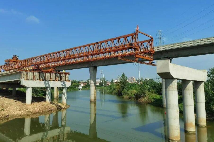 漢施(shi)公路(lu)大橋(qiao)左幅(fu)首孔(kong)50米T型(xing)梁架(jia)設順(shun)利完(wan)成