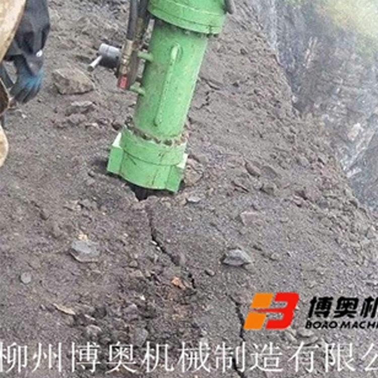 礦(kuang)山破(po)石劈(pi)裂機(ji)設備(bei)