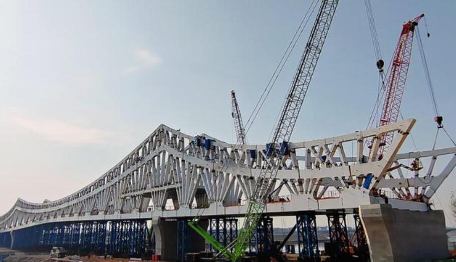 衢州(zhou)智慧島景(jing)觀橋項目(mu)西橋主橋(qiao)南北兩岸(an)正式貫通(tong)