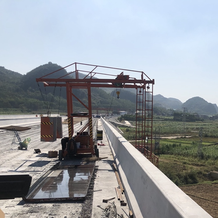 橋(qiao)梁防撞(zhuang)牆模闆(pan)施工作(zuo)業台車(che)
