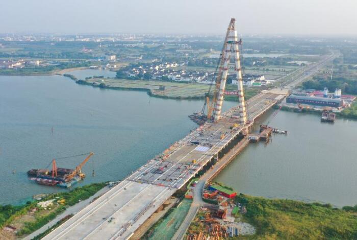 無錫(xi)宛山(shan)湖大(da)橋鋼(gang)塔順(shun)利合(he)龍