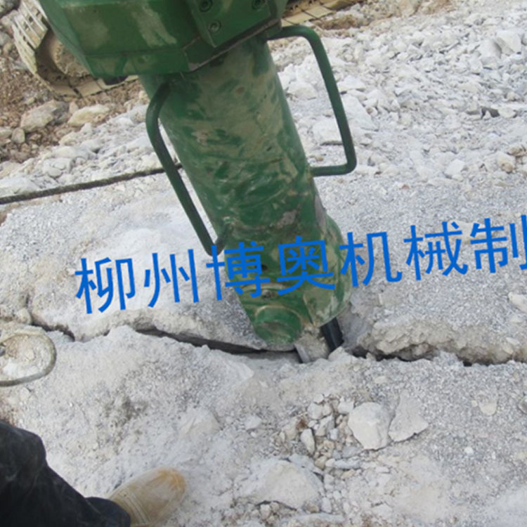 易白农业机械有限责任公司大型機(ji)載岩石劈(pi)裂機