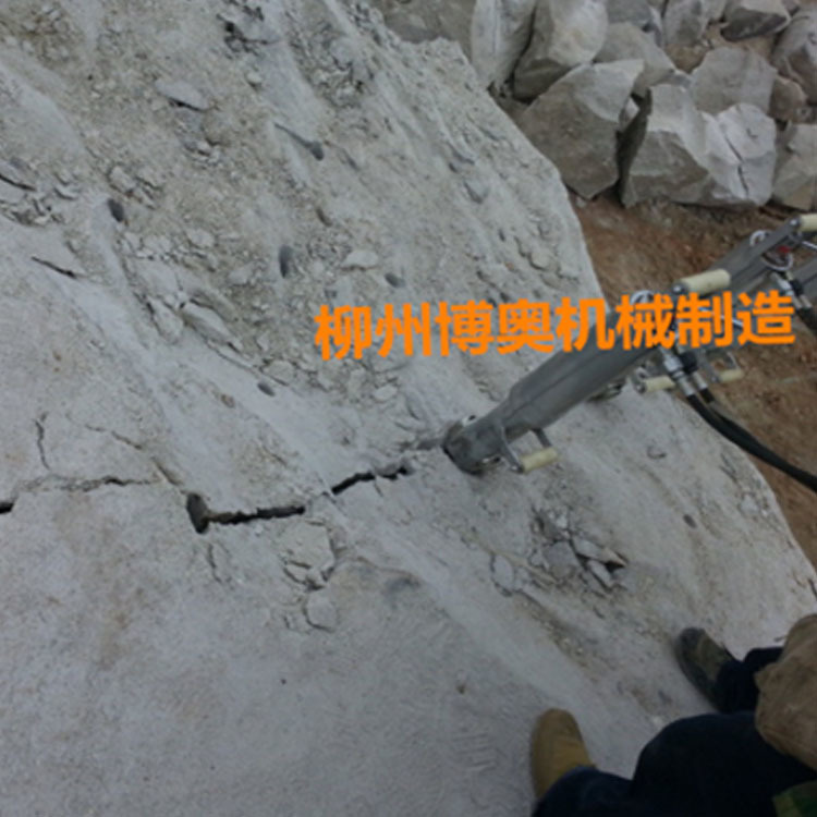 地基(ji)石開(kai)挖設(she)備劈(pi)裂機(ji)