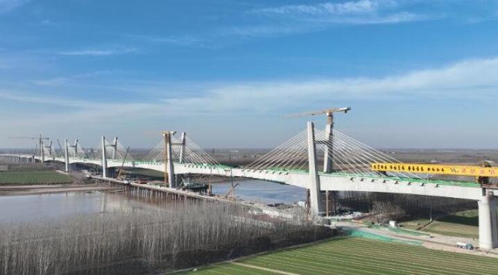 國内首(shou)個高速(su)鐵路五(wu)塔斜拉(la)橋——長清(qing)黃河特(te)大橋主(zhu)橋合龍(long)