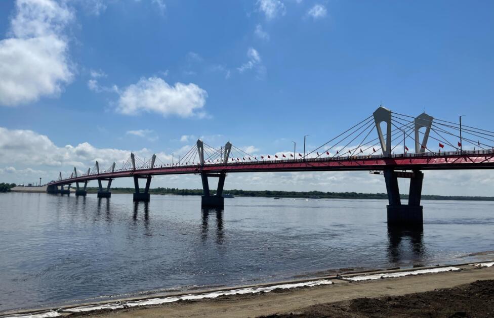 連接(jie)中國和俄(e)羅斯兩國(guo)邊境的黑(hei)龍江大橋(qiao)正式通車(che)