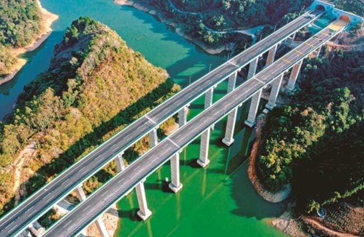 巴馬(ma)至平果(guo)高速公(gong)路提前(qian)兩年通(tong)車