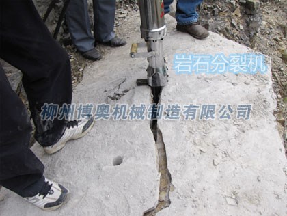 岩(yan)石劈(pi)裂機(ji)解決(jue)安徽(hui)采石(shi)難題(ti)/劈裂(lie)機價(jia)格