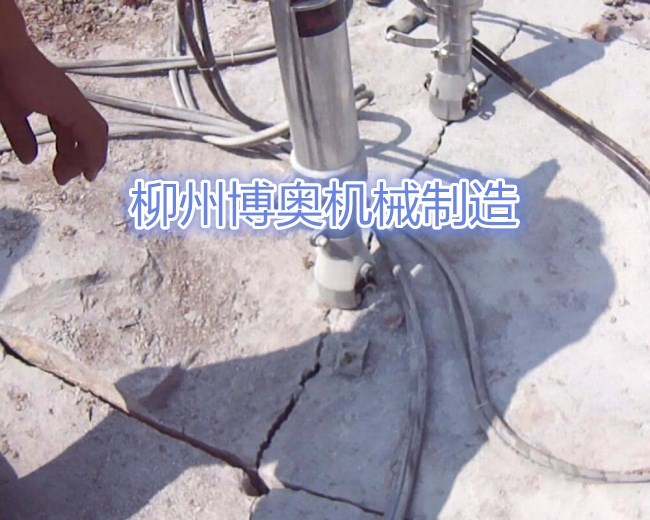 岩石(shi)劈裂(lie)機的(de)使用(yong)維護(hu)決定(ding)設備(bei)的使(shi)用壽(shou)命