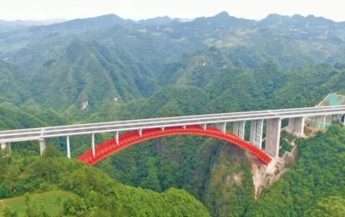 國内(nei)第三座采(cai)用六肢鋼(gang)管的烏梅(mei)河特大橋(qiao)給梁段穿(chuan)“滑闆鞋”