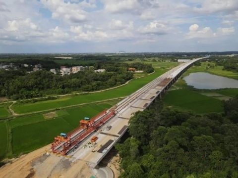 海南(nan)文臨公路(lu)龍州河特(te)大橋完成(cheng)箱梁架設(she)