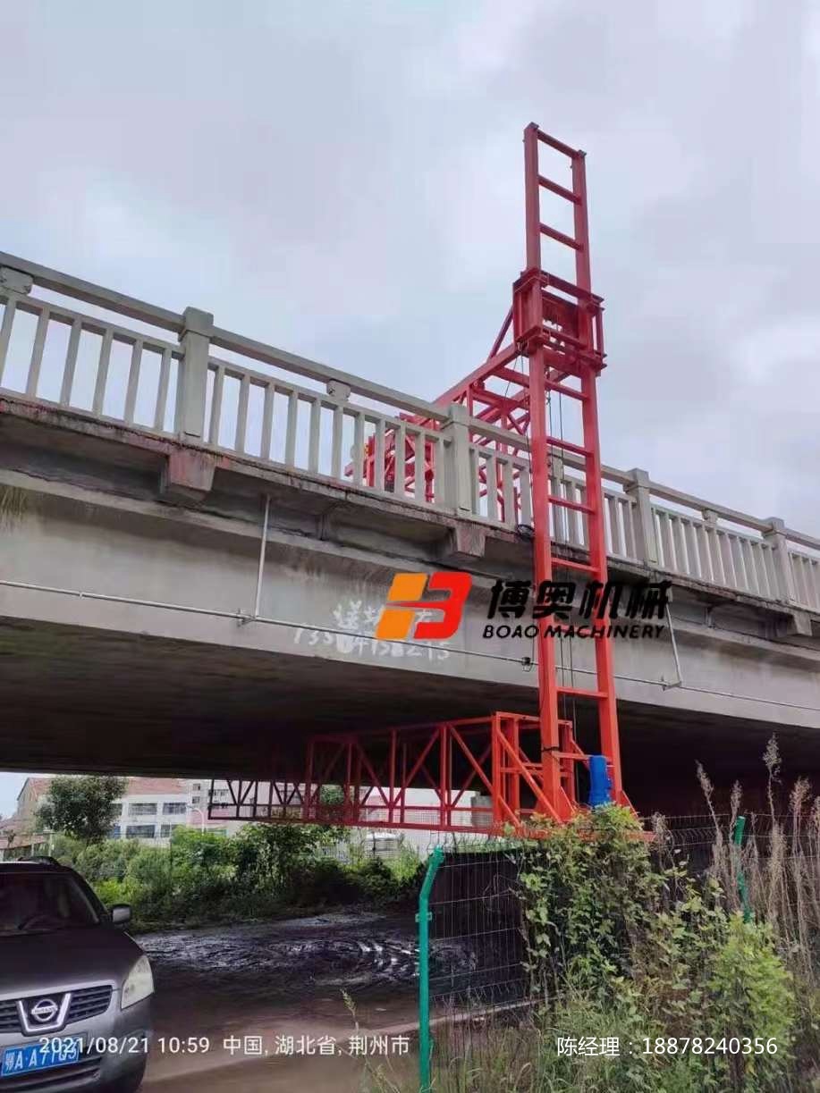 高速(su)路橋梁雨(yu)水管安裝(zhuang)車