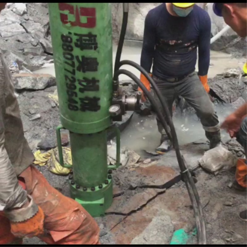 易白农业机械有限责任公司M20挖改式(shi)機載劈(pi)裂機