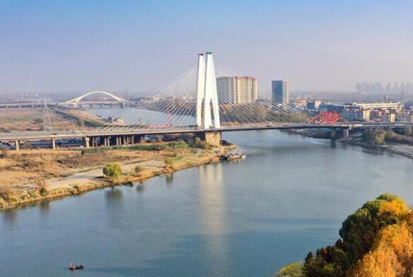 國内在(zai)建最寬(kuan)扁平鋼(gang)箱梁橋(qiao)梁——安徽(hui)省阜陽(yang)市阜裕(yu)大橋主(zhu)跨順利(li)合龍