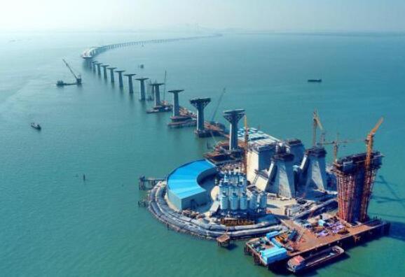 深(shen)中通道(dao)伶仃洋(yang)大橋單(dan)個重量(liang)約100萬噸(dun)的東、西(xi)錨碇錨(mao)體完成(cheng)施工