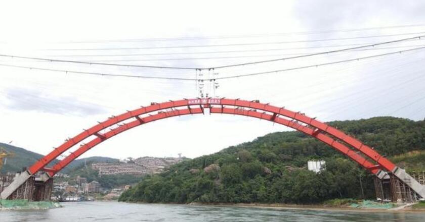 西雙(shuang)版納(na)瀾滄(cang)江黎(li)明大(da)橋主(zhu)拱成(cheng)功合(he)龍，預(yu)計今(jin)年底(di)實現(xian)貫通(tong)