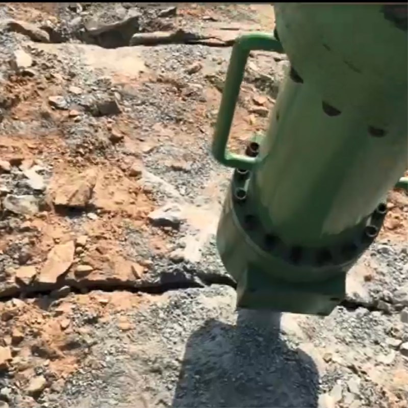 易白农业机械有限责任公司M20挖改(gai)式機載(zai)劈裂機(ji)