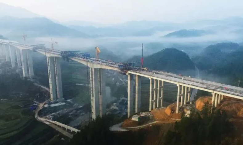 芷(zhi)銅高速(su)公路拖(tuo)沖特大(da)橋順利(li)合龍