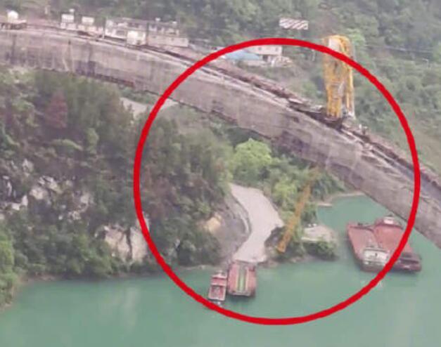 重慶(qing)一在(zai)建大(da)橋塔(ta)吊被(bei)撞斷(duan)