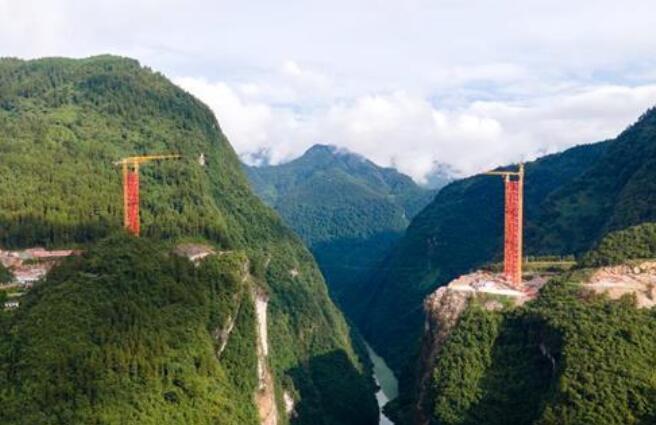 湖北(bei)宜來(lai)高速(su)溇水(shui)河特(te)大橋(qiao)完成(cheng)扣塔(ta)建設(she)
