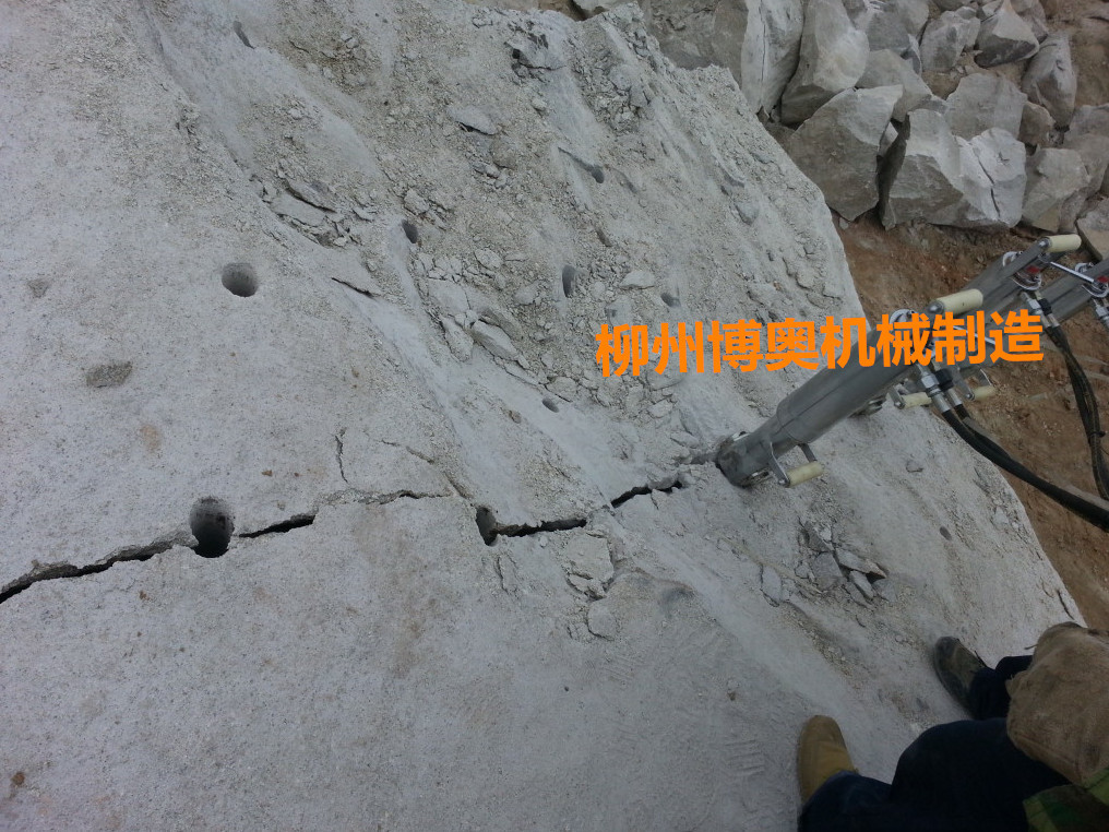 劈石(shi)機廠(chang)家供(gong)應專(zhuan)業破(po)硬石(shi)頭