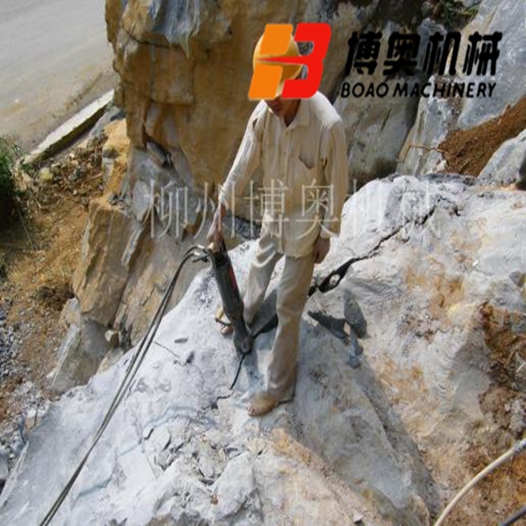 礦(kuang)山破(po)石劈(pi)裂機(ji)設備(bei)